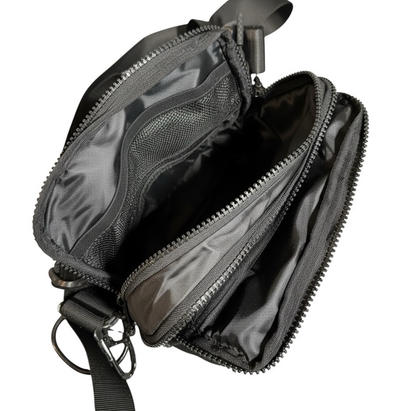 Unisex Mini Belt Bag w/Adj Strap, Crossbody Pack for Traveling Black Pre Owned - Picture 3 of 4